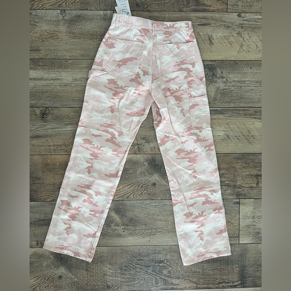 Stradivarius pink camo wide leg cargo pants. NWT. Size 6. A few small pen marks - Picture 5 of 7